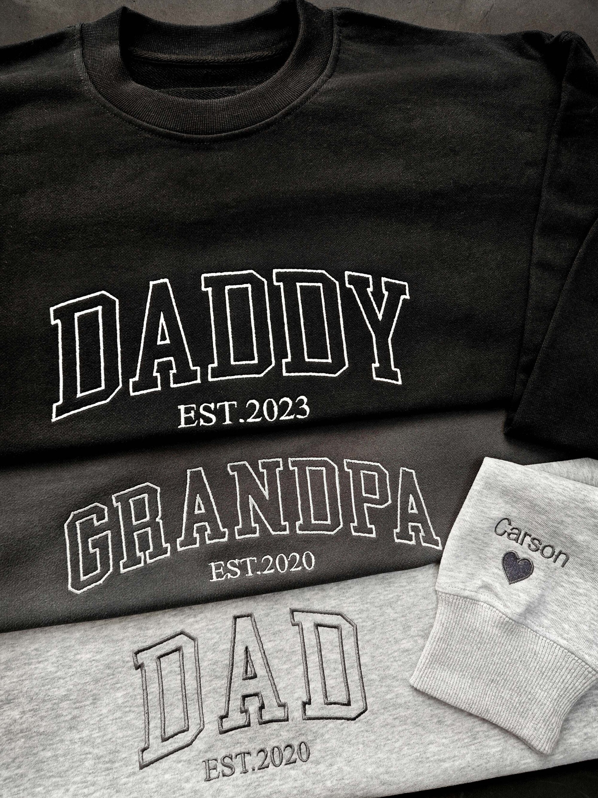 Personalized Embroidered Dad Est. Year Sweatshirt - Dad Announcement Annonce Grossesse Papa Grandpa Sweatshirt Father's Day Shirt Gift for Dad image 2