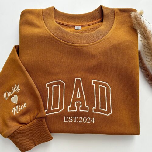 Custom Dad/Mom Embroidered Sweatshirt - Name on Sleeve with Heart Papa Hoodie Fête des Pères Father's Day Gift New Dad Gift image 0