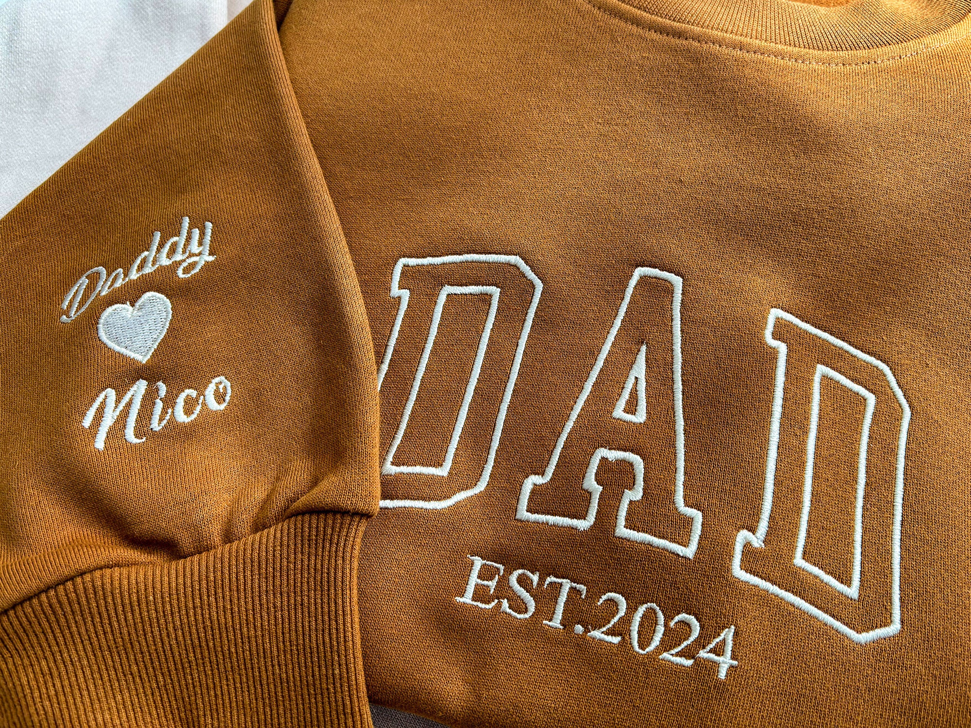 Custom Dad/Mom Embroidered Sweatshirt - Name on Sleeve with Heart Papa Hoodie Fête des Pères Father's Day Gift New Dad Gift image 5