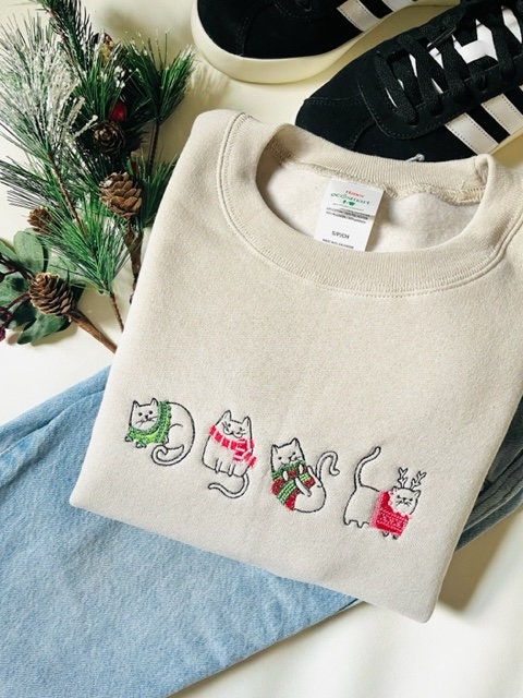 Cozy Winter Cats Embroidered Crewneck Sweatshirt Cute Animal Design Warm Casual Wear image 2