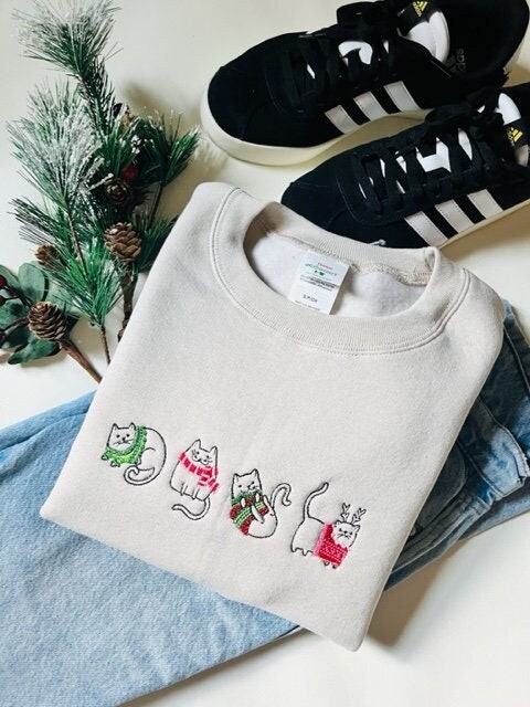 Cozy Winter Cats Embroidered Crewneck Sweatshirt Cute Animal Design Warm Casual Wear image 0